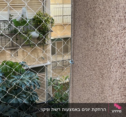 רשת מתכת מותקנת למניעת כניסת יונים